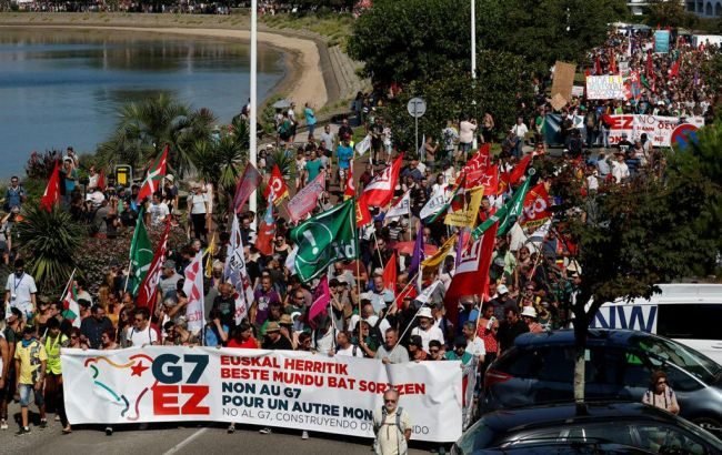 Во Франции полиция применила водометы на митинге против саммита G7