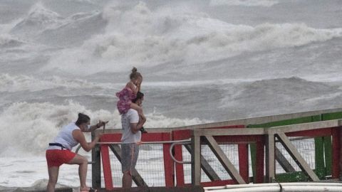 Потужний ураган "Ханна" обрушився на узбережжя Техасу