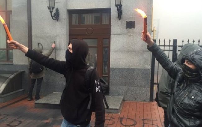 В Киеве неизвестные подожгли вход в здание центра Россотрудничества