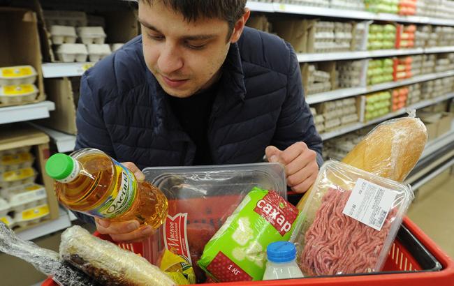 Росіянам показали список продуктів, які можна отримати за картками