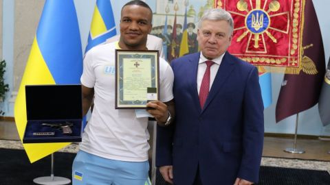 Беленюк получил наградной пистолет за "золото" на Олимпиаде в Токио