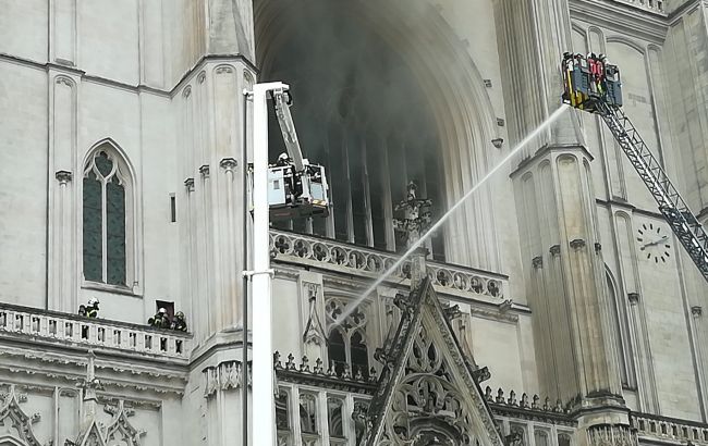 У Франції через рік після пожежі в Нотр-Дамі загорівся ще один собор