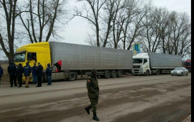 Активісти зупинили 2 фури РФ біля Овруча, але поліція прорвала блокаду