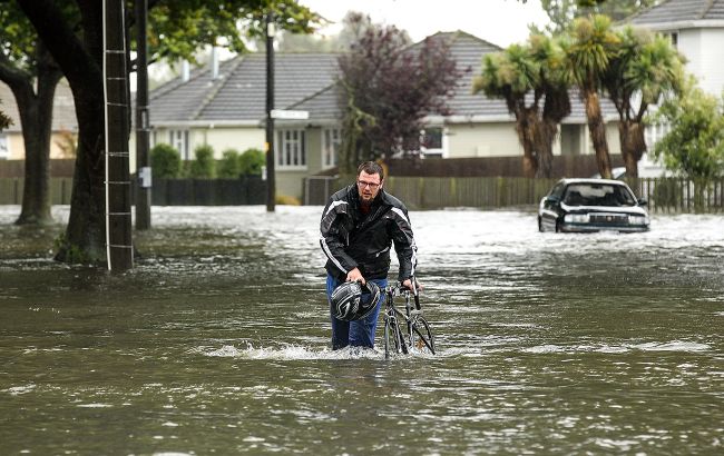 Австралию накрыло наводнение. Затопило дороги, вода достает до окон домов