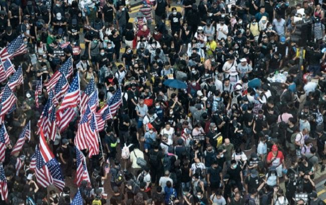 В ході протестів у Гонконзі поліція застосувала водяні гармати і газ