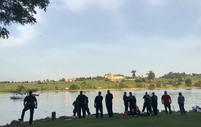 В США вертолет с четырьмя людьми на борту рухнул в реку