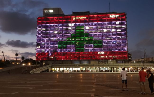 Людяність важливіша за конфлікт: мерію Тель-Авіва підсвітили прапором Лівану