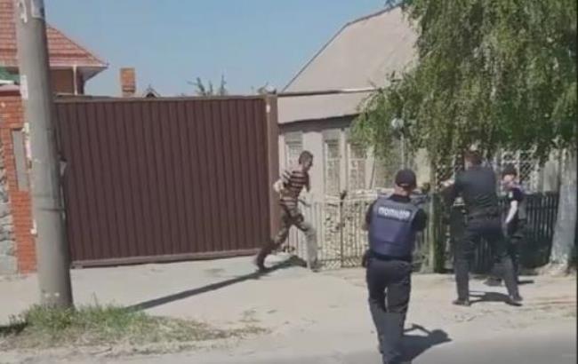 У Запоріжжі п'яний чоловік кидався на "копів" з сокирою: поліція відкрила вогонь (відео)