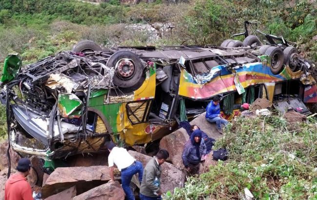 В Перу автобус упал в пропасть, десятки жертв