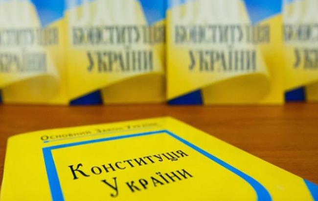 Порошенко призвал ускорить процесс внесения изменений в Конституцию