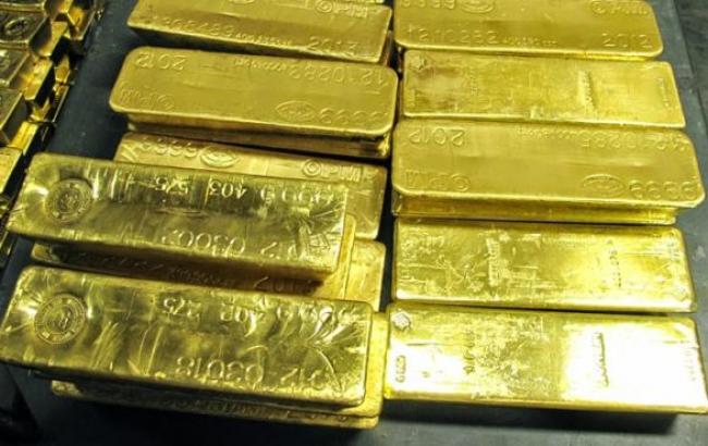 Золото подешевело до минимального за четыре года уровня