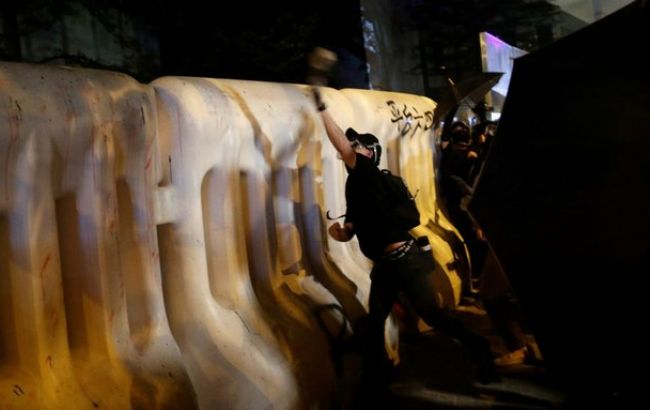 Поліція Гонконгу застосувала водомети і сльозогінний газ проти демонстрантів