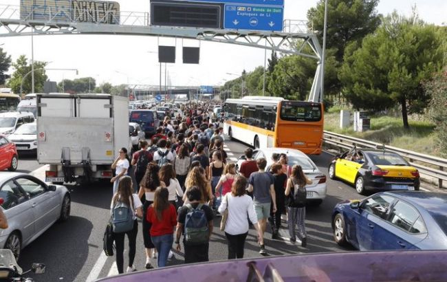 В Барселоне протестующие заблокировали аэропорт
