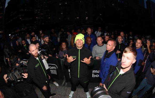 Усик і Уізерспун провели відкрите тренування перед боєм