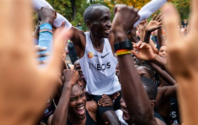 Кенийский бегун первым в истории пробежал марафон быстрее двух часов