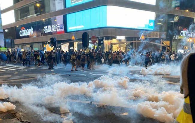 В Гонконге возобновились протесты, полиция применила газ