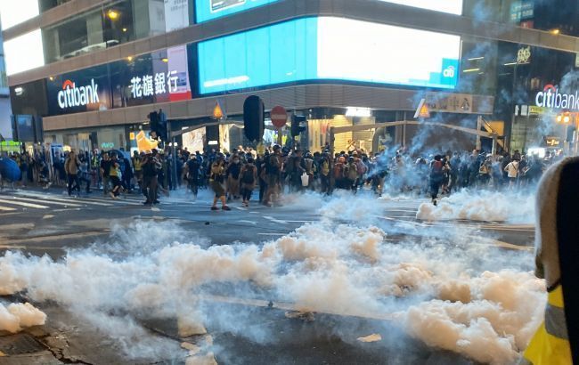 В Гонконге полиция применила слезоточивый газ в студгородке