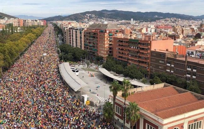 В Барселоне началась акция протеста с воздушными шарами