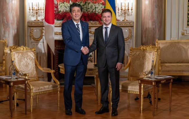 Зеленский поблагодарил Абэ за сохранение Японией санкций против РФ