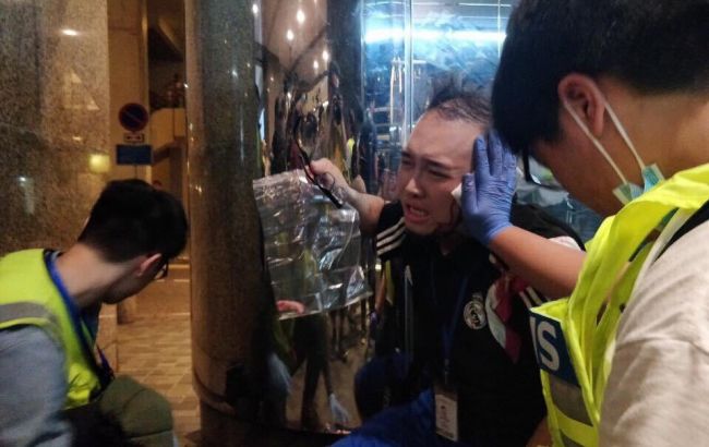 В Гонконге мужчина с ножом напал на людей