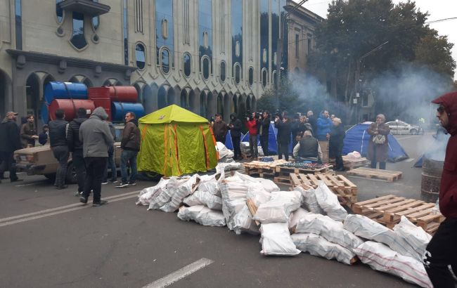 В Тбилиси протестующие заблокировали все входы в парламент