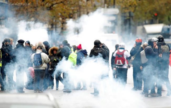 Во Франции применили слезоточивый газ и водометы для разгона протестующих