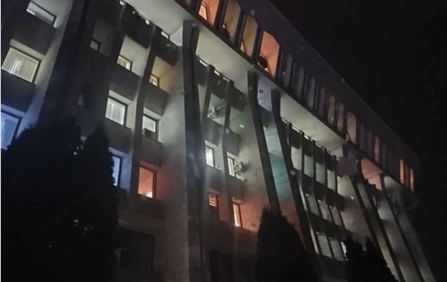 У Бішкеку горить Білий дім, який захопили протестувальники