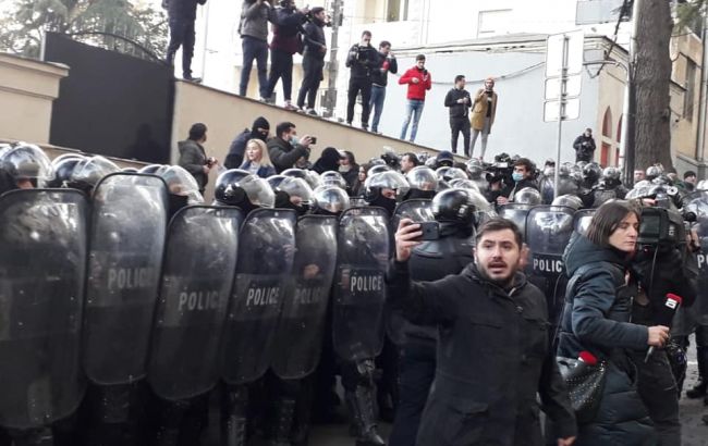 В Грузии во время разгона демонстрантов пострадали более десяти человек