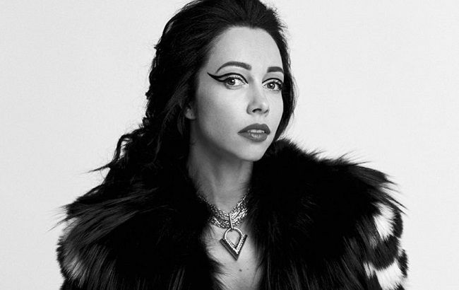 Черный ангел: Екатерина Кухар подчеркнула идеальные формы облегающим деловым нарядом