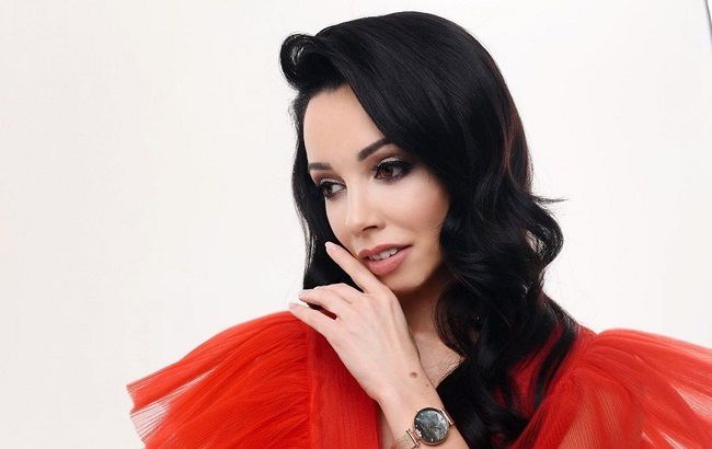 Коньячный блонд: Екатерина Кухар неожиданно изменила имидж на карантине