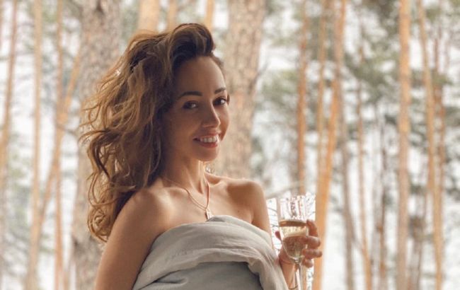 Українська Одрі Хепберн: Катерина Кухар в сукні з пір'ям справила фурор розкішним ретро-образом