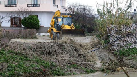 Наводнения на Крите затопили дома и предприятия, началась эвакуация населения