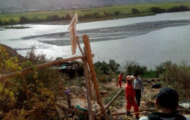 В Перу пассажирский автобус упал в ущелье, есть погибшие