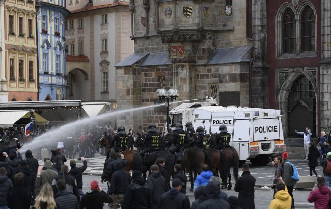 В Праге ультрас устроили беспорядки из-за карантина