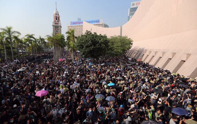 У Гонконзі відбулися зіткнення між поліцією і протестуючими