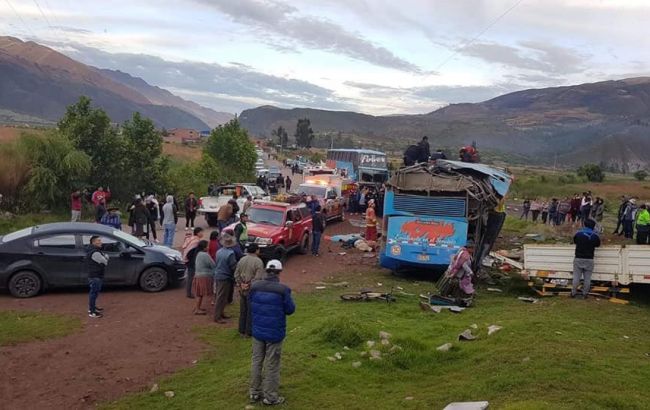 В Перу автобус впав у яр, є жертви