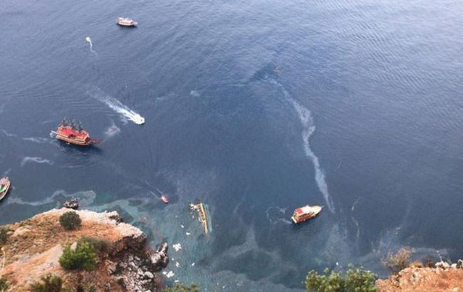 У турецькій Антальї затонув катер з туристами, є загиблий