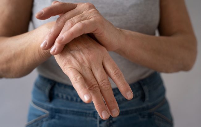 Болезнь печени можно заподозрить по рукам: важны эти 3 признака