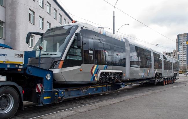 У Київ привезли новий трамвай львівського виробництва. Фото