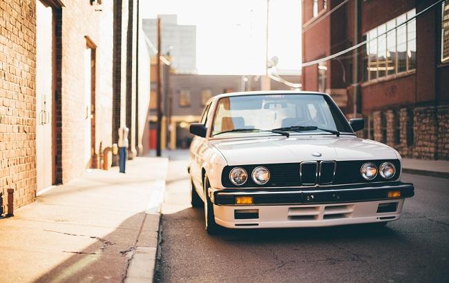 В Киеве дорожная служба положила асфальт вокруг припаркованного автомобиля