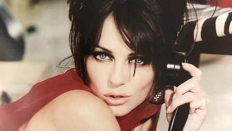 Она не меняется! Элизабет Херли блистает в пикантном мини-платье, которое носила 21 год назад