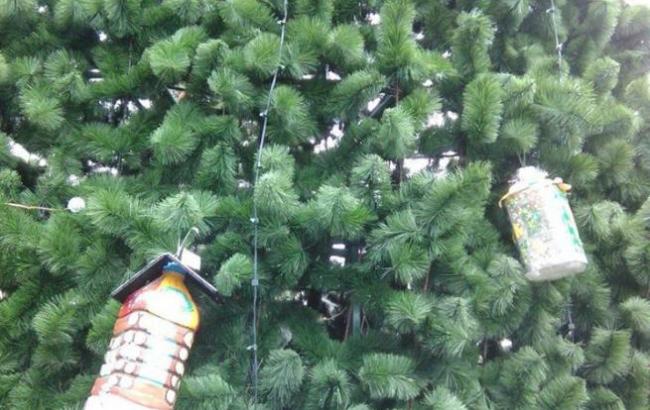 "Несчастное дерево": в "ДНР" елку украсили мусором