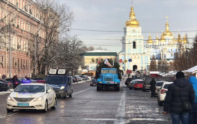 Свято вже тут: у Київ доставили головну новорічну ялинку країни