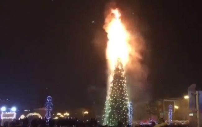 "Нічого страшного": у російському місті згоріла ялинка прямо під час святкування Нового року (відео)