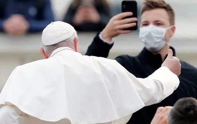 Папа Римський захворів після зустрічі з парафіянами в респіраторних масках