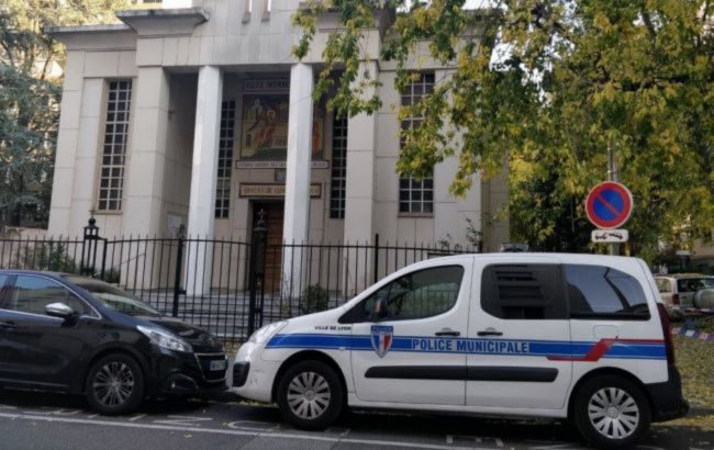 Подозреваемого в нападении на священника в Лионе освободили из-под стражи