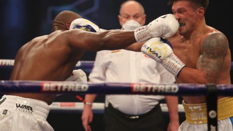 Усик здобув перемогу у другому своєму бою в супертяжах