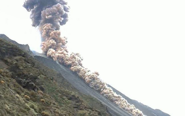 Мощный взрыв, пепел и оползни: к северу от Сицилии активизировался вулкан
