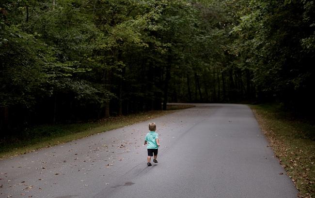 Во Львове трехлетний мальчик сбежал из дома в пижаме и гулял по вечернему городу