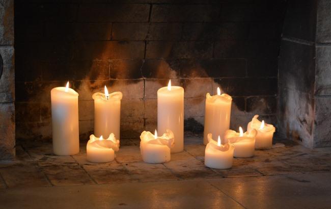 "Віск до долара прив'язаний": в мережі обурилися вартістю свічок у церкві УПЦ МП